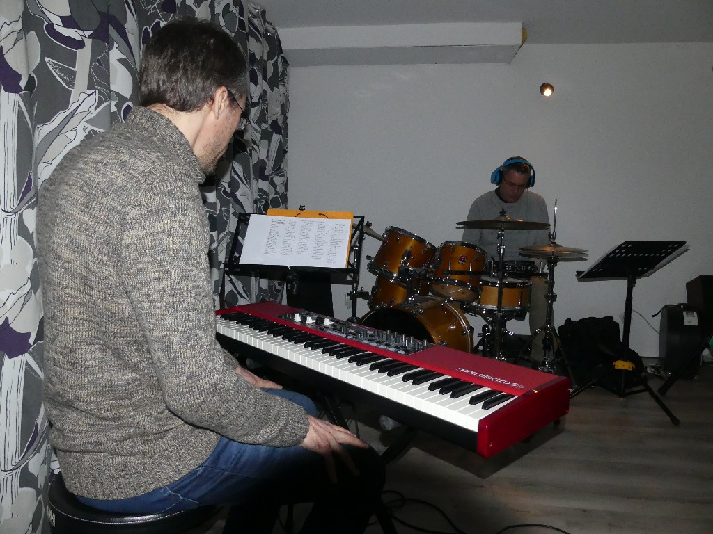 Denis au clavier, Frédéric à la batterie